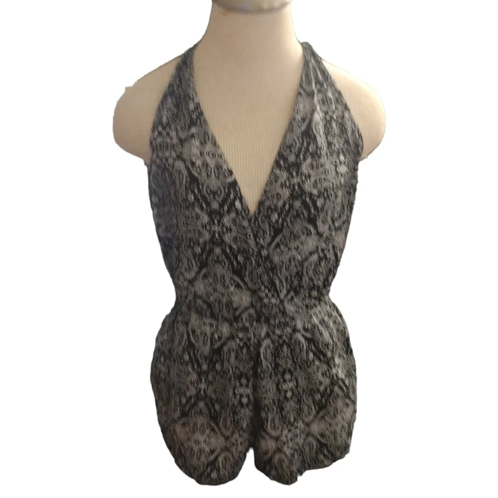 Adorable blk & white printed tie back romper - Picture 1 of 4